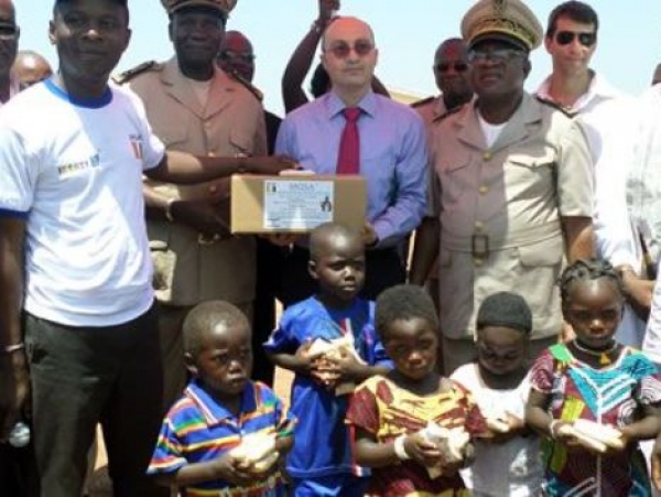 Korhogo : 2000 sachets de farine nutritionnelle de l’ambassadeur d’Israël aux enfants à Foro