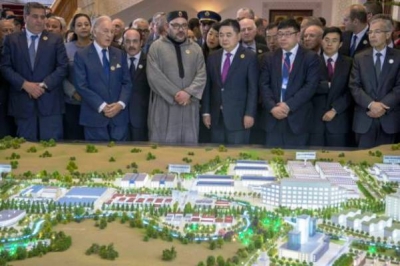 Le roi Mohammed VI (c) et Li Biao, pr&eacute;sident du groupe chinois Haite, devant la maquette d'une "ville industrielle", le 20 mars 2017 au Palais Royal, pr&egrave;s de Tanger 