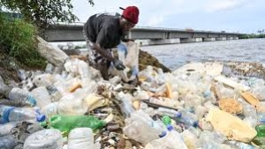 Pollution plastique en Côte d’Ivoire : la lagune Ébrié au cœur d’une crise écologique