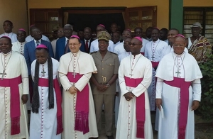 Les dignitaires de l&#039;église catholique autour du nonce apostolique en Côte d&#039;Ivoire Joseph Spiteri