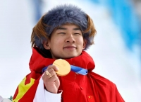 Su Yiming portera le drapeau chinois lors de la c&eacute;r&eacute;monie de cl&ocirc;ture des Jeux de Milan Cortina