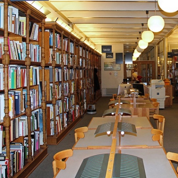 Vue de l&#039;intérieur d&#039;une bibliotèque