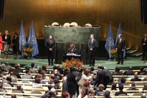 Le président Alassane Ouattara signant l&#039;accord de la COP 21