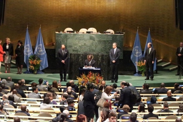 Le président Alassane Ouattara signant l&#039;accord de la COP 21