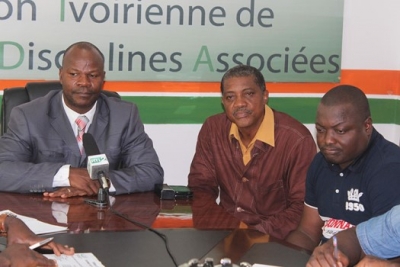 Le président de la FIMADA Bleu Charlemagne (à gauche veste bleue) avec des collaborateurs 