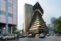 Une vue de l'immeuble la Pyramide au Plateau