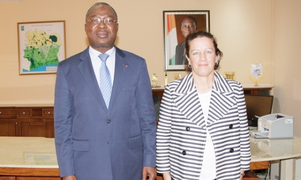 Le ministre Issa Couligaly en compagnie de l&#039;Ambassadeur Joséphine Gauld