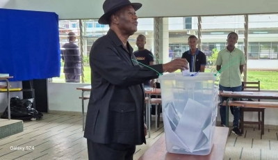 C&ocirc;te d'Ivoire-L&eacute;gislatives 2025 : Alassane Ouattara accomplit son devoir citoyen &agrave; Cocody