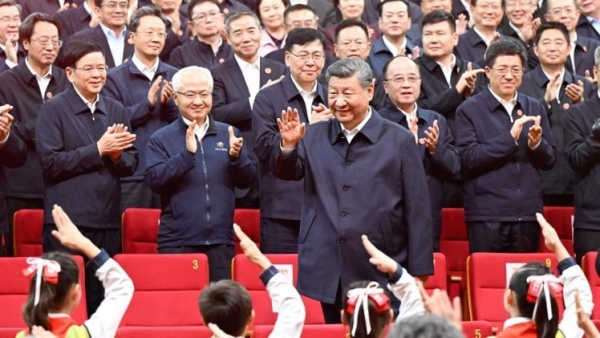 Xi Jinping assiste &agrave; un gala marquant le 70e anniversaire de la fondation de la r&eacute;gion autonome ou&iuml;goure du Xinjiang