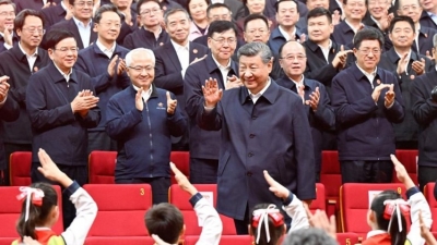 Xi Jinping assiste &agrave; un gala marquant le 70e anniversaire de la fondation de la r&eacute;gion autonome ou&iuml;goure du Xinjiang