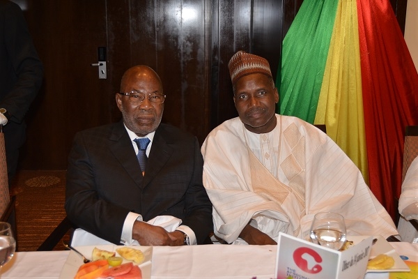 GervaisDjondo Fondateur, co-fondateur d&#039;Ecobank (à gauche), en compagnie de Konimba Sidibe, Ministre de la Promotion des investissements du Mali