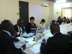 Le directeur Afrique de la JSPS, Daisuke Misoguchi, en séance de travail avec les autorités universitaires et le personnel enseignant de l&#039;UPGC, le lundi 20 février 2017, à Korhogo