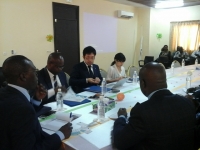 Le directeur Afrique de la JSPS, Daisuke Misoguchi, en s&eacute;ance de travail avec les autorit&eacute;s universitaires et le personnel enseignant de l'UPGC, le lundi 20 f&eacute;vrier 2017, &agrave; Korhogo