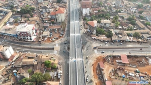 Témoin de l&#039;ingéniosité sino-guinéenne, un échangeur contribue à réduire la congestion à Conakry (REPORTAGE)
