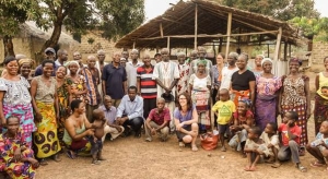 Réunion entre l&#039;équipe de mission du Fonds au profit des victimes et les victimes survivants dans une des communautés de l&#039;ouest de la Côte d&#039;Ivoire visitées lors de la mission d&#039;évaluation du pays en février 2017 ©TFV-FPV