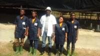 Le directeur g&eacute;n&eacute;ral du groupe 2IFE-2IAE S&eacute;raphin Koua.et et ses &eacute;tudiants sur le site du champ &eacute;cole