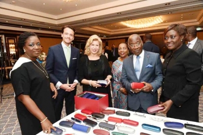 La Fondation Children Of Africa a re&ccedil;u plusieurs paires de lunettes de la part d'un donateur allemand