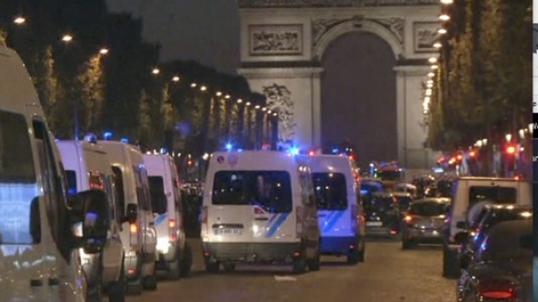 Véhicules de secours intervenant sur les Champs Elysées ce jeudi 20 avril