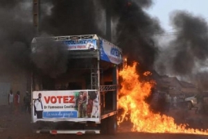 Un camion podium incendié du candidat Famoussa Coulibaly de l&#039;UDPCI a été incendié par des inconnus