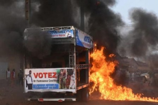 Un camion podium incendié du candidat Famoussa Coulibaly de l&#039;UDPCI a été incendié par des inconnus