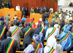 Adoption de la loi de report de la présidentielle au Sénégal : Tensions et controverses