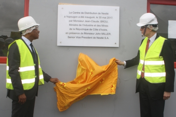 MM. Brou et Miller dévoilent la plaque murale du centre de distribution de Nestlé