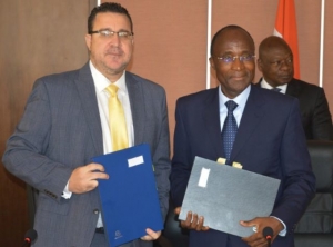 Le ministre ivoirien de l&#039;Economie et des Finances, Adama Koné, et le directeur des Opérations de la Banque mondiale, Pierre Laporte