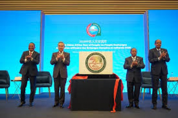 &Eacute;changes peuple &agrave; peuple Chine-Afrique : forum des jeunes chercheurs sur des sujets br&ucirc;lants de l'Afrique