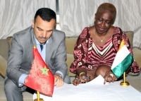Le maire de Kaniasso Chantal Fanny (&agrave; droite), lors de la signature de l'accord d'int&eacute;gration de sa commune dans le R&eacute;seau mondial des m&eacute;dinas et au d&eacute;veloppement des patrimoines (RMMDP)