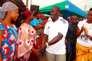 Fête des mères-Abobo : Un cadre des finances comble les mamans de son quartier d’enfance