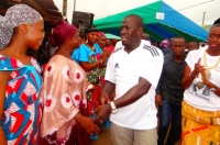 F&ecirc;te des m&egrave;res-Abobo : Un cadre des finances comble les mamans de son quartier d&rsquo;enfance