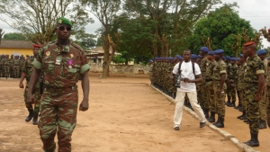 Le Lieutenant-Colonel Chérif OUSMANE, commandant du  1er Bataillon de Commandos et de Parachutistes