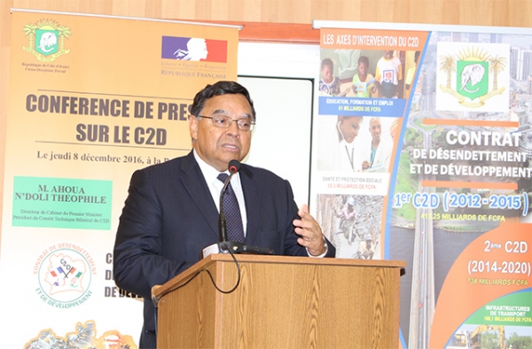 L&#039;Ambassadeur de la France, M. Georges SERRE, le jeudi 8 décembre 2016 à la conférence de presse sur le C2D à Abidjan