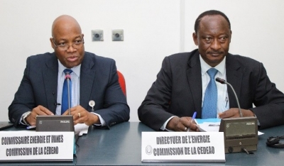 De g. à dr, Dr Morlaye Bangoura et le directeur de l&#039;Energie de la Commission de la CEDEAO, M. Bayaornibe Dabire