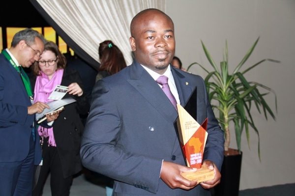 Alassane Doumbia, PCA du groupe SIFCA, tenant le prix &quot;Silver&quot; des &quot;Trophées de la coopération Sud-Sud&quot; du Forum international Afrique développement, le 17 mars 2017 à Casablanca (Maroc)