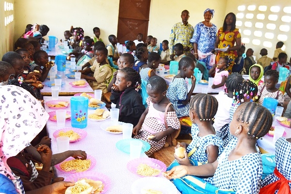 Côte d’Ivoire : La fondation Awi offre 2400 plats aux élèves de deux groupes scolaires de la ville de Touba