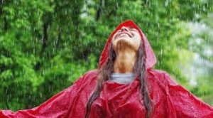Marcher sous la pluie est un médicament naturel : 5 bienfaits pour la santé