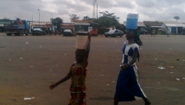 Côte d’Ivoire : Des mineures ‘’scolarisables’’ vendent des sachets d’eau à Grand-Lahou