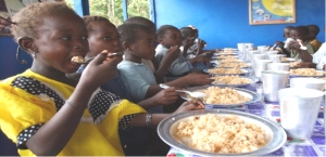 Côte d’Ivoire : Une association américaine offre des denrées à des cantines scolaires