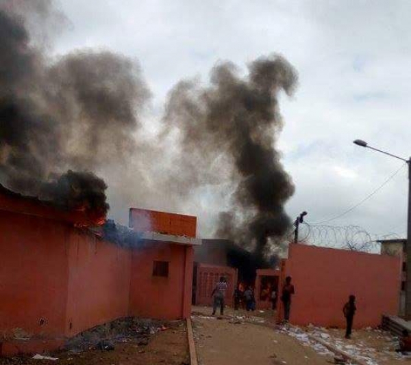 Côte d&#039;Ivoire-&quot;NON A LA VIOLENCE&quot; : Une agence de la CIE pillée et incendiée par des manifestants à Bouaké