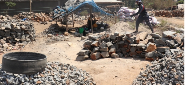 Côte d’Ivoire : Ces des femmes qui brisent des pierres pour survivre (Reportage)