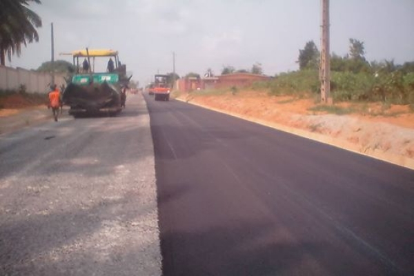 Côte d’Ivoire : L’axe Akouai Santé-Akandjé (Bingerville) en cours de bitumage