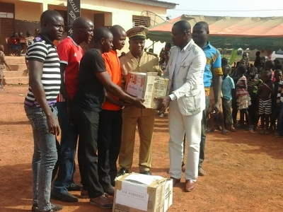 La direction r&eacute;gionale de la Francophonie a remis trois cartons de livres aux initiateurs de la biblioth&egrave;que de Komborodougou