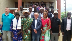 Photo de Famille Ong Française, Maman Drogba et Président Conseil régional, Djédjé Bagnon (Photo Aip Gagnoa, 19/04/2017)