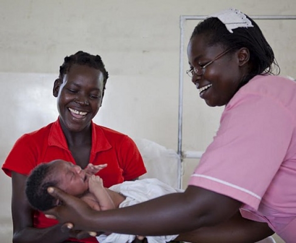 Les Nations Unies soutiennent un projet de mentorat des sages-femmes en Côte d’Ivoire