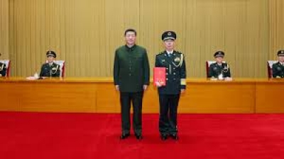 Xi Jinping remet des certificats d'ordre pour promouvoir deux officiers militaires au grade de g&eacute;n&eacute;ral