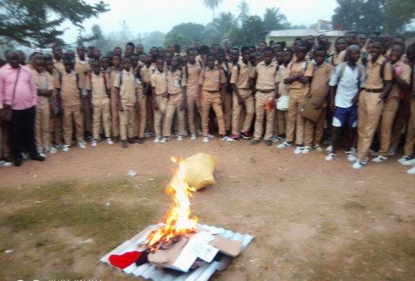 Côte d’Ivoire : Les téléphones des élèves arrachés et incinérés au lycée de Lakota par l&#039;administration