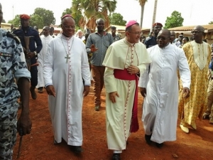L&#039;entrée du nonce Apostolique, Mgr J. Spiteri, dans la cour de cathédrale Saint Jean-Baptiste de Korhogo. A sa gauche, l&#039;archevêque de Korhogo Marie Daniel Dadiet