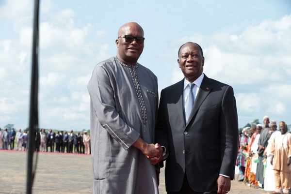 Roch Kaboré (gauche) est arrivé à Yamoussoukro le jeudi 28 juillet 2016 où il a été accueilli par son homologue ivoirien Alassane Ouattara (droite)