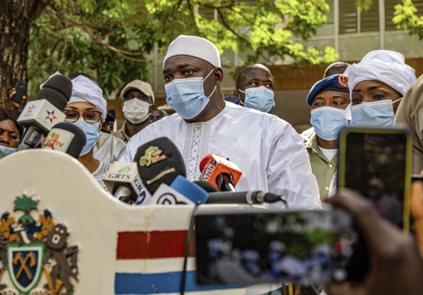 Gambie: Le Président Adama Barrow prête serment